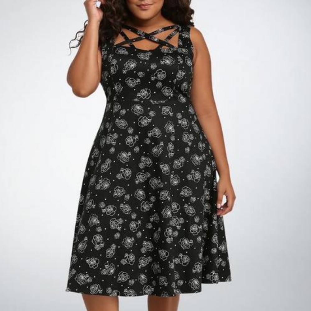 Torrid black ROSE and SKULL LATTICE FRONT SWING DRESS size 4